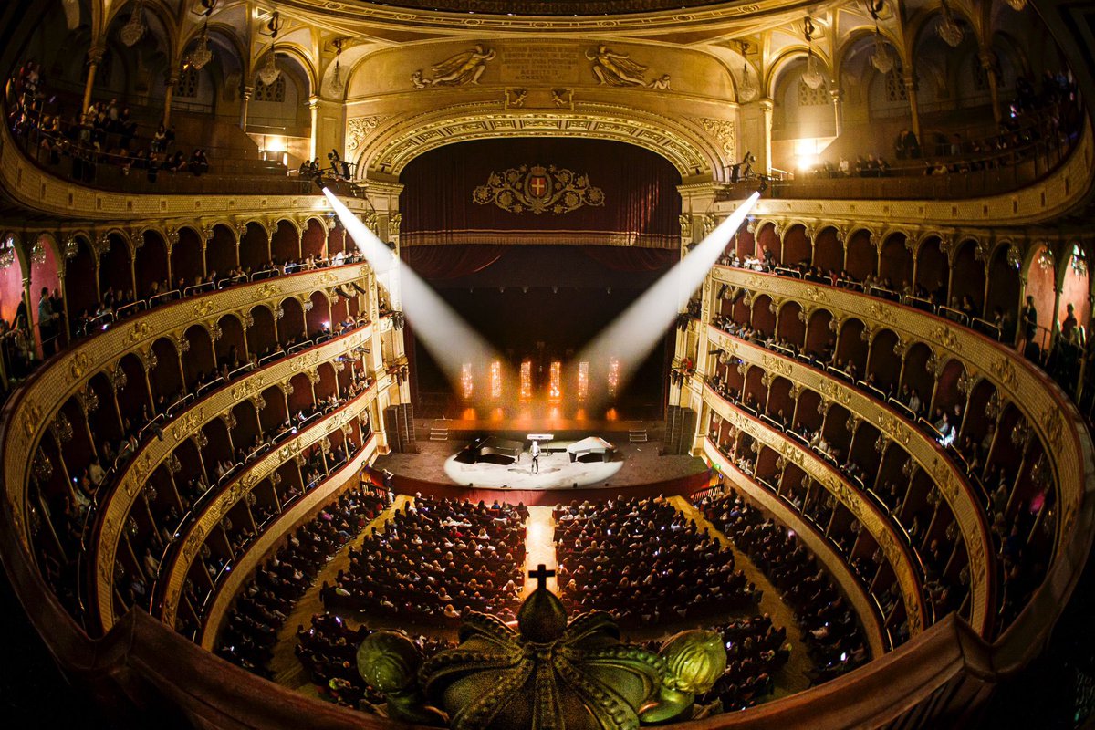 ClaudioBaglioni's tweet image. Lunedì 27 ottobre è decollato dal Teatro dell’Opera di Roma l’ultima parte di “PIANO DI VOLO SOLOtris”, l’ultimo tour nei grandi teatri lirici italiani di Claudio Baglioni. Dopo “SOLO” e “SOLObis”, il viaggio musicale prosegue fino al 29 dicembre a Bari.

#PianoDiVoloSOLOtris