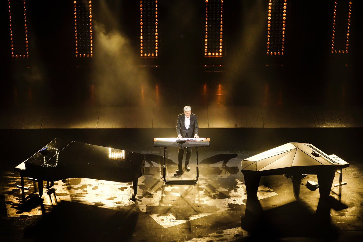 ClaudioBaglioni's tweet image. Lunedì 27 ottobre è decollato dal Teatro dell’Opera di Roma l’ultima parte di “PIANO DI VOLO SOLOtris”, l’ultimo tour nei grandi teatri lirici italiani di Claudio Baglioni. Dopo “SOLO” e “SOLObis”, il viaggio musicale prosegue fino al 29 dicembre a Bari.

#PianoDiVoloSOLOtris