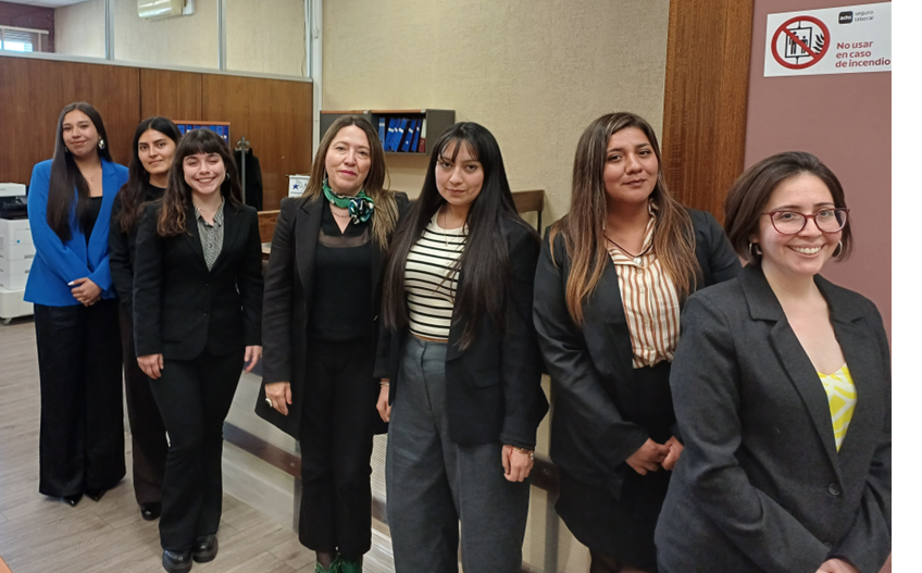 DPP_Valparaiso's tweet photo. En el marco del convenio con @CAJVAL_Oficial Catherine Ríos, jefa Unidad Estudios, dio bienvenida a alumnas de derecho @DerechoPUCV @UDLA_CL y @UnabDerecho que iniciaron su práctica profesional. de seis meses. https://t.co/x2rPYkalOp