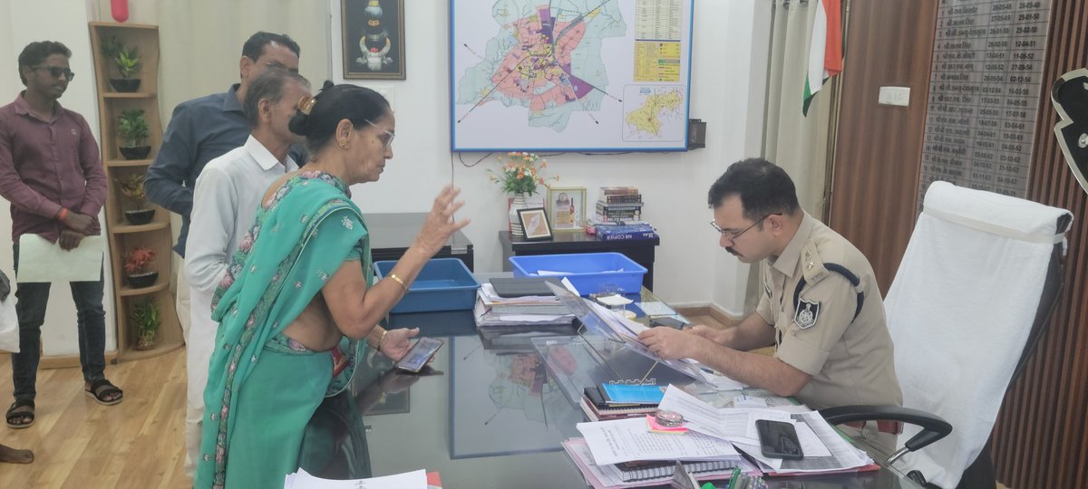 👉पुलिस अधीक्षक श्री अमित कुमार द्वारा आज जनसुनवाई में आए 30 आवेदकों की शिकायतें सुनीं व संबंधित थाना प्रभारियों को त्वरित निराकरण के निर्देश दिए।
👉 पिछली शिकायतों की समीक्षा कर प्रगति की भी जांच की।facebook.com/share/p/1FurUe…
<a href="/CMMadhyaPradesh/">Chief Minister, MP</a>
<a href="/mohdept/">Home Department, MP</a>
<a href="/DGP_MP/">DGP MP</a>
<a href="/MPPoliceDeptt/">Madhya Pradesh Police</a>