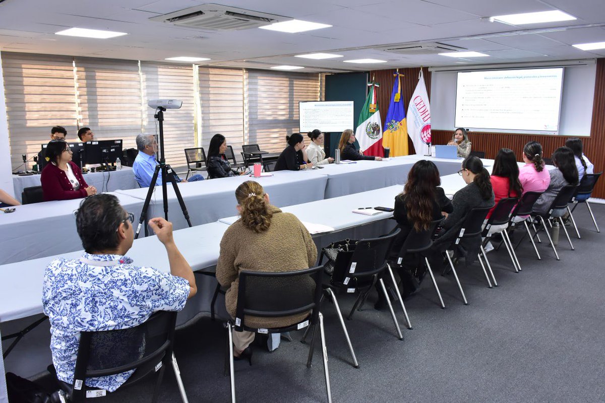 CEDHJ's tweet photo. Curso “Derechos Humanos y Mujeres” 💜🙌🏼

🟣 En la última sesión, las personas participantes dialogaron y reflexionaron sobre la situación de los derechos de las mujeres en el ámbito local, así como sobre las oportunidades y acciones que pueden impulsar desde sus espacios para fortalecer esta agenda.

🟣 Agradecemos a quienes formaron parte de este programa, en sus modalidades presencial y virtual, impartido por el Centro de Estudios de la #CEDHJ, con registro ante la Secretaría de Innovación, Ciencia y Tecnología #SICyT.