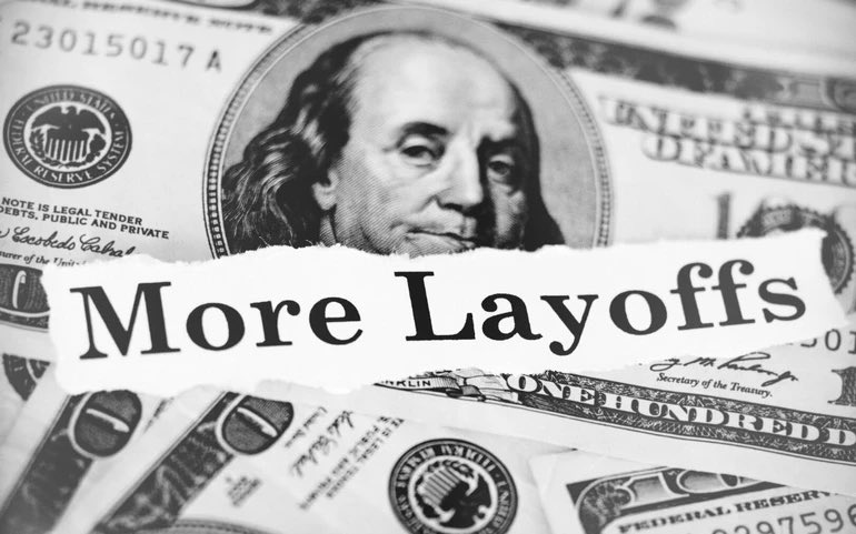 ProudSocialist's tweet image. The recent mass layoffs indicate that we are heading toward another recession. Get ready for the corporations to get bailed out, the rich to consolidate their wealth by gobbling up assets at reduced prices, and the majority of us to get even poorer. This is life under capitalism.