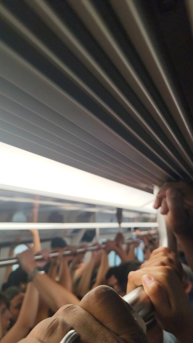 anisio2's tweet photo. RJ 28/10/25 - 15:37 
Metrô Linha 2
Caos no Errejota https://t.co/qDJZsY5T4T
