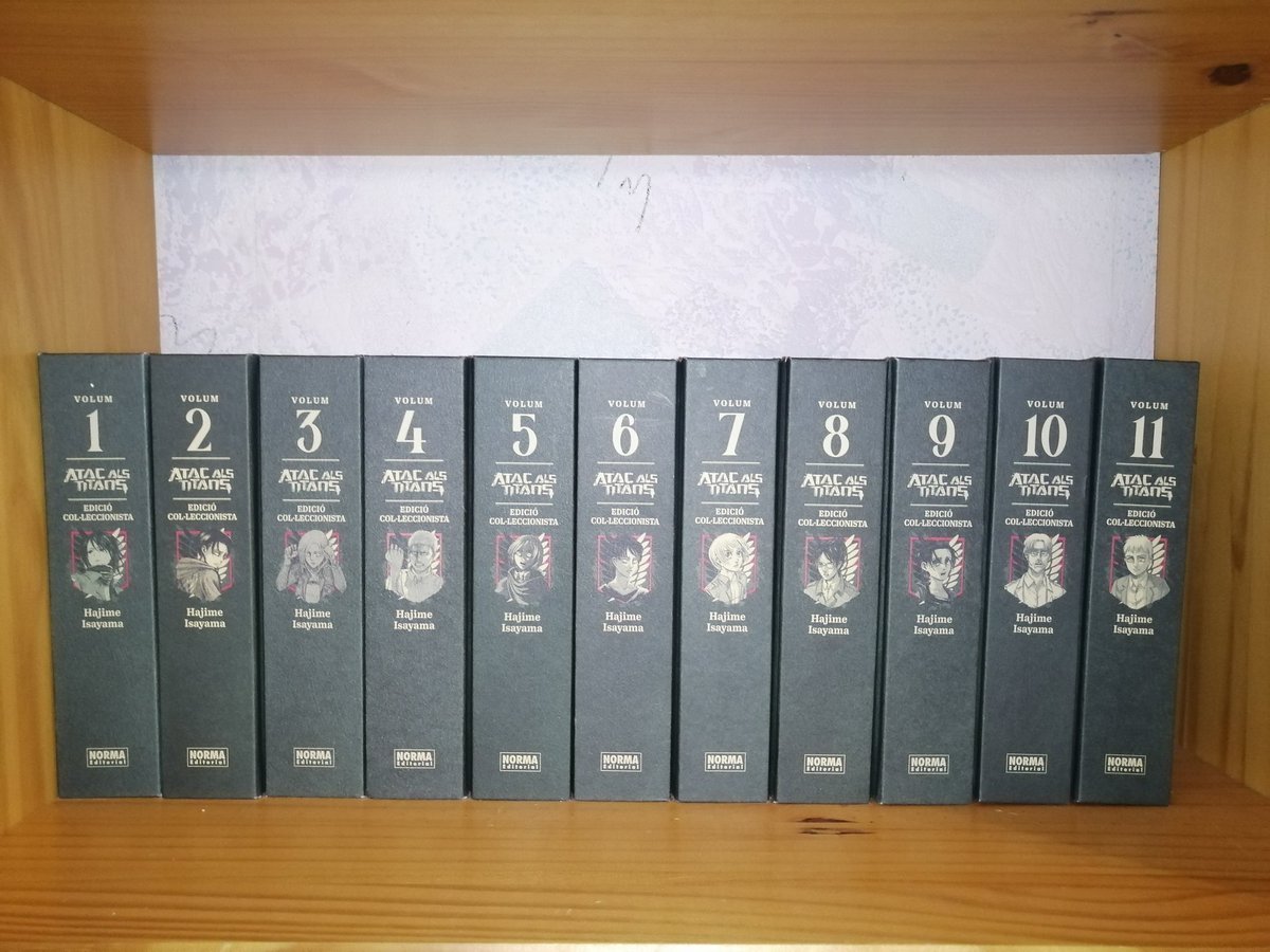 Llop_Segarrenc's tweet image. El final titànic s&apos;acosta. Espero que el darrer volum em càpiga a l&apos;espai que hi ha, que la imatge no s&apos;aprecia gaire.

#AtacAlsTitans Edició Col·leccionista, publicat per @NormaEdEnCatala

 #ShingekiNoKyojin #MangaEnCatalà