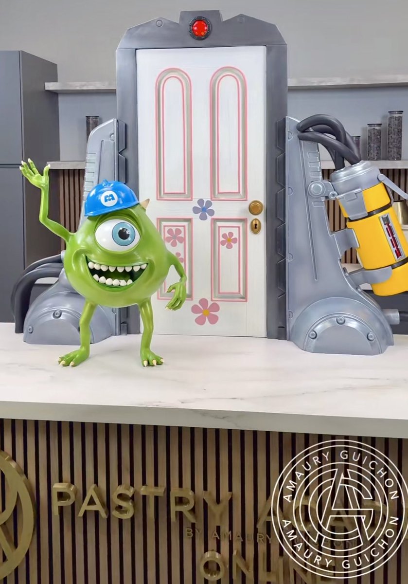 Check out this post on Lemon8! v.lemon8-app.com/s/AgrQvjrrYm
Click the link to find out who made these! 
Amazing chocolate desserts/ designs.