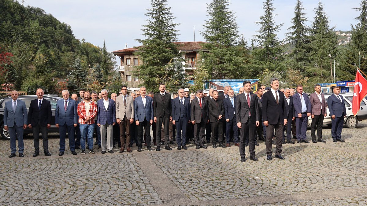 Cumhuriyetimizin 102. yılı dolayısıyla İlçemizde Atatürk anıtına duzenlenen çelenk sunma programını kıymetli protokolümüz ve öğrencilerimizle birlikte gerçekleştirdik.