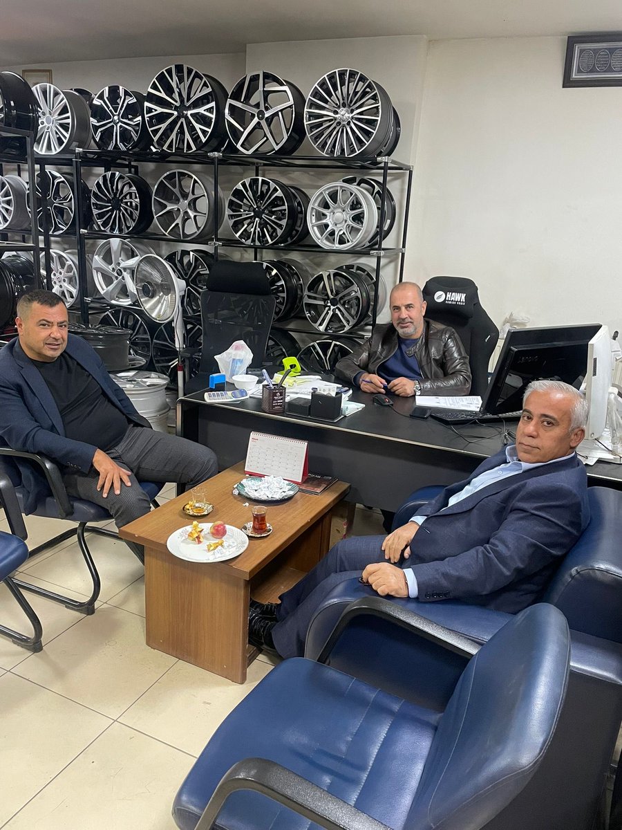 Bugün meclis üyesi arkadaşlarım ile birlikte şehrimizin köklü işletmelerinden Bayram Ticaret’i ziyaret ettik.
Otuz yılı aşkın süredir lastik sektöründe faaliyet gösteren işletme, ikinci kuşak temsilcisi Zülküf Bayram öncülüğünde hizmet kalitesi ve istikrarlı yapısıyla Van