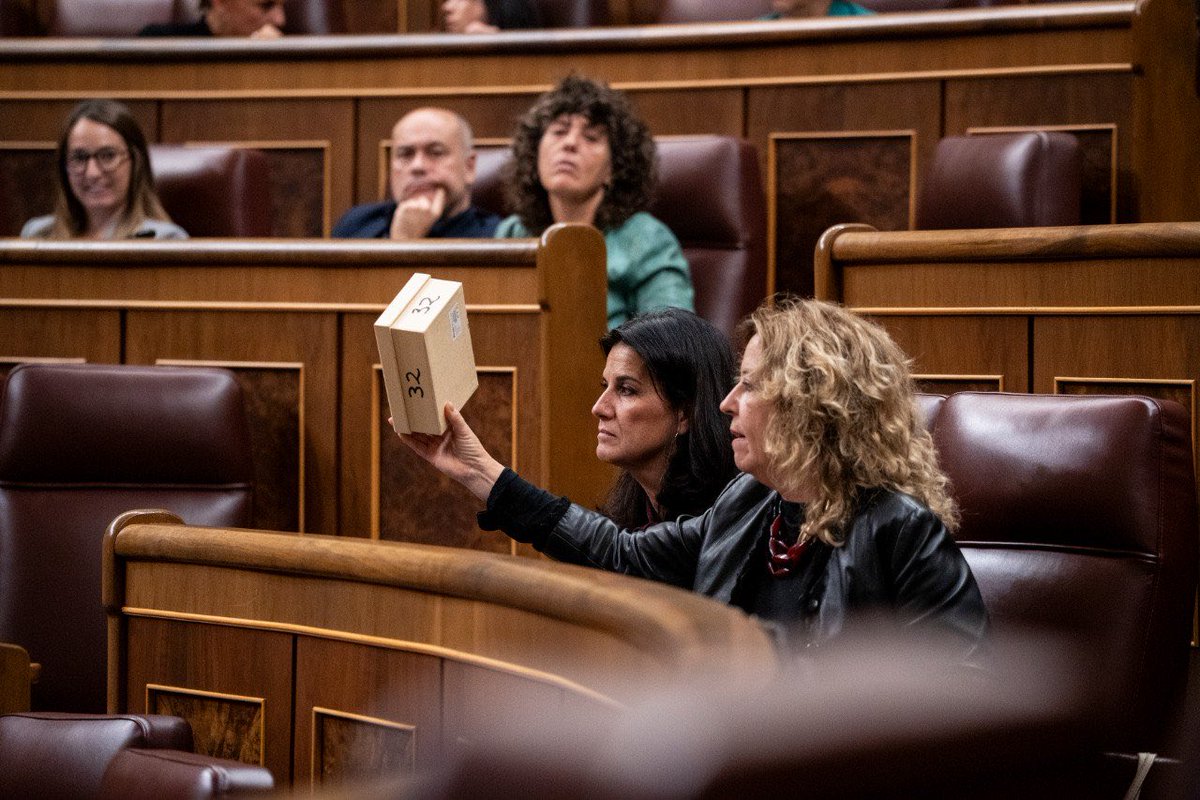 🔴Acaba de pasar en el Congreso

<a href="/EstherGilSumar/">Esther Gil de Reboleño</a> ha entregado a Vox una cajita con 32 lazos negros por cada una de las asesinadas por violencia machista

Rocio Aguirre (Vox), ha cogido la caja y la ha tirado quedando todos los lazos por esparcidos en el suelo

No tienen humanidad