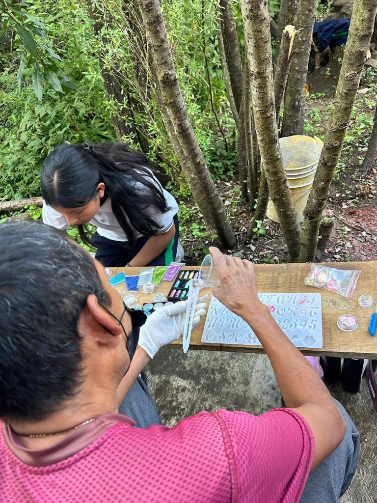 En TBC 452 La Compuerta, nuestros alumnos de 5to semestre trabajan junto a la Escuela del Rebozo en el proyecto comunitario “Por amor a mi tierra” 

Donde artesanos comparten el orgullo del rebozo, símbolo de identidad, mientras nuestros estudiantes aportan técnicas de resina