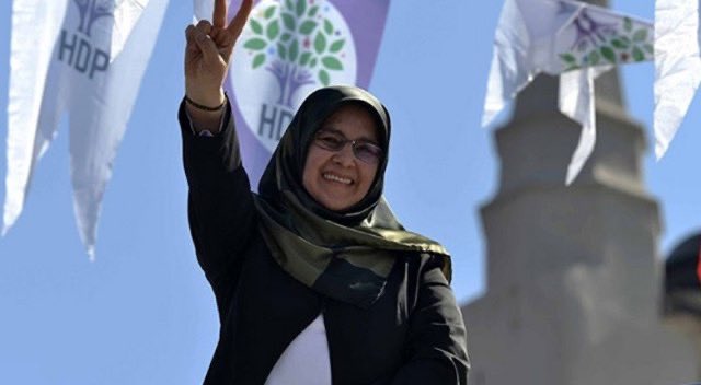 Önceki dönem HDP Milletvekilimiz ve yol arkadaşımız Hüda Kaya, yaşamını darbelere karşı eşitlik ve özgürlük mücadelesine adamıştır. 

Hüda Kaya yoldaşımız hakkında hukuki dayanağı olmayan gerekçelerle verilen 1,5 yıl hapis cezasını kabul etmiyoruz.  

#HüdaKaya’ya yönelik haksız