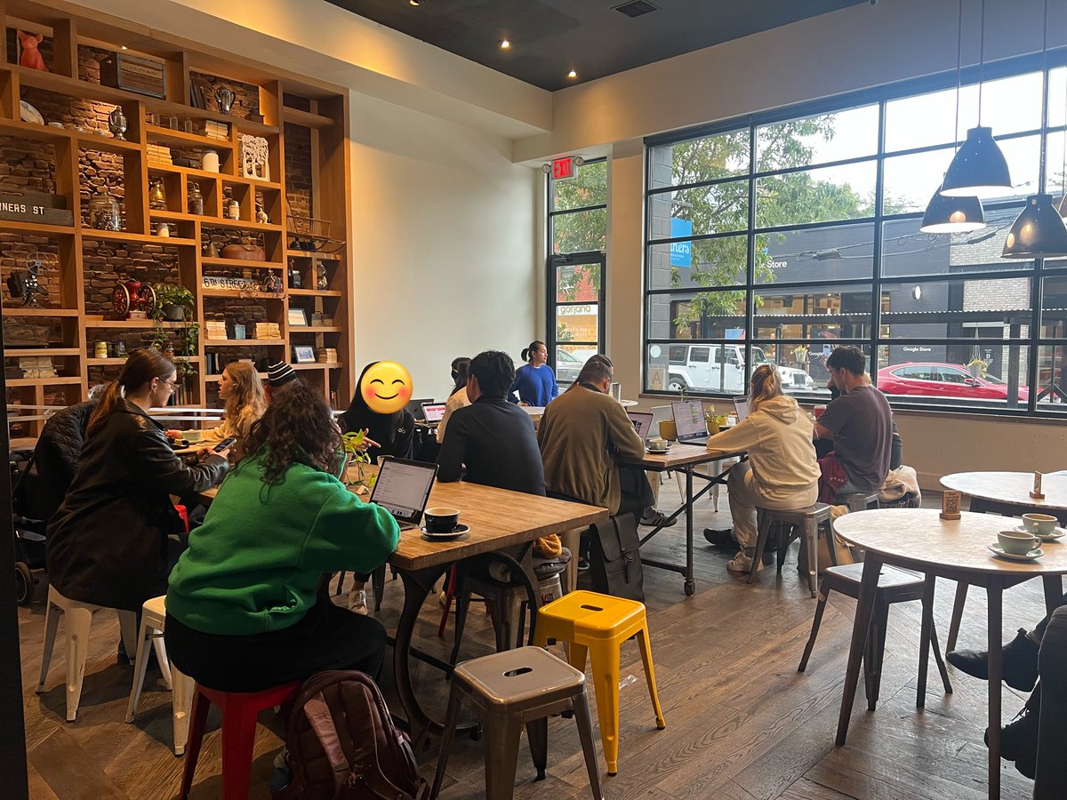 Brooklyn에 있는 카페에 왔는데 분위기 좋다 친절하고 커피 맛있고 무엇보다 BGM좋다! 
들어오자마자 sonic youth , new order로 시작해서 좋은 음악들 많이 나오고 적당히 조용하고 적당히 시끄럽다 
윌리엄스버그에 있는 partners coffee rosters