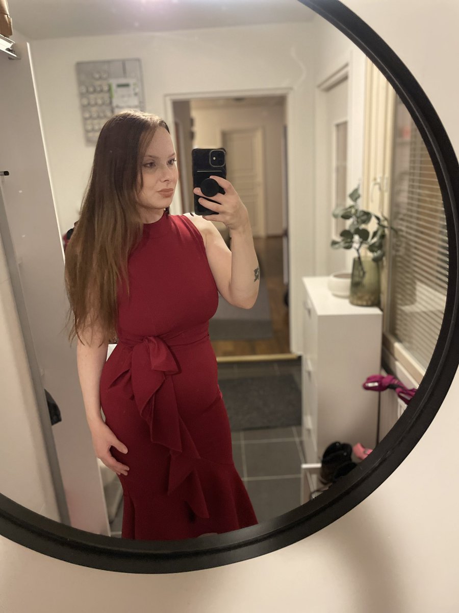 Kuuden lapsen jälkeen kroppa ei oo täydellinen, mutta -7kg näkyy jossain. 
Alan näyttää ihmiseltä.