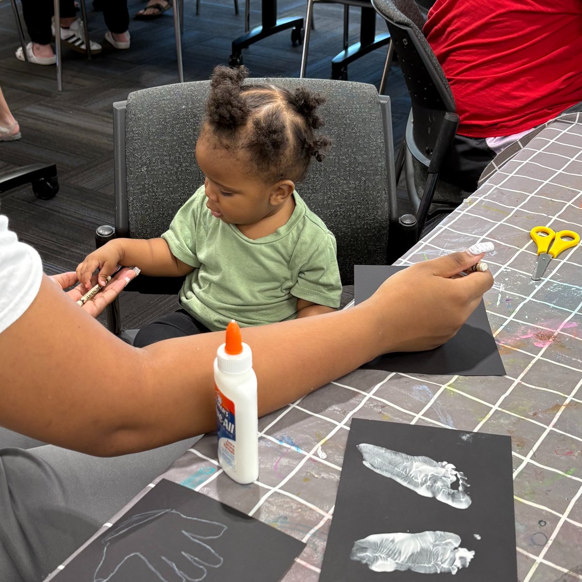 surpriselibrary's tweet image. 🎃👣 We had a spectacular time at our Halloween-themed Baby’s First Art Work! Babies (0–18 months) and their caregivers got crafty with bat handprints and ghost footprints using safe, washable paints. Adorable memories made! 🦇🖌️