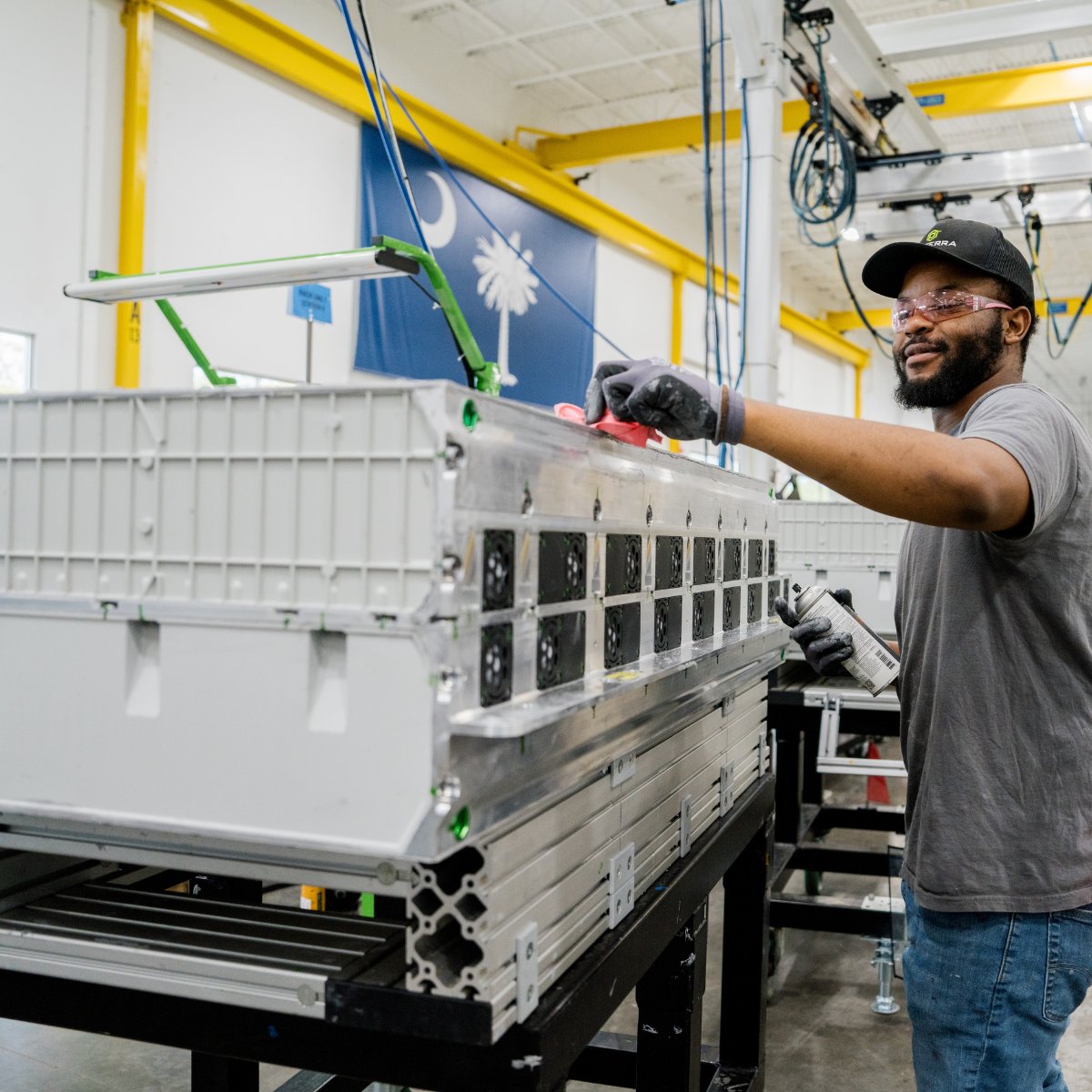 Proterra_'s tweet image. Manufacturing excellence begins with American innovation. From California&apos;s Innovation center to South Carolina manufacturing, Proterra is leading U.S. battery production for an electric future. 

Discover how we&apos;re setting the standard → proterra.com/webinar/poweri…