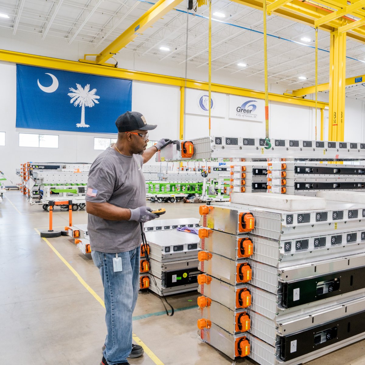 Proterra_'s tweet image. Manufacturing excellence begins with American innovation. From California&apos;s Innovation center to South Carolina manufacturing, Proterra is leading U.S. battery production for an electric future. 

Discover how we&apos;re setting the standard → proterra.com/webinar/poweri…