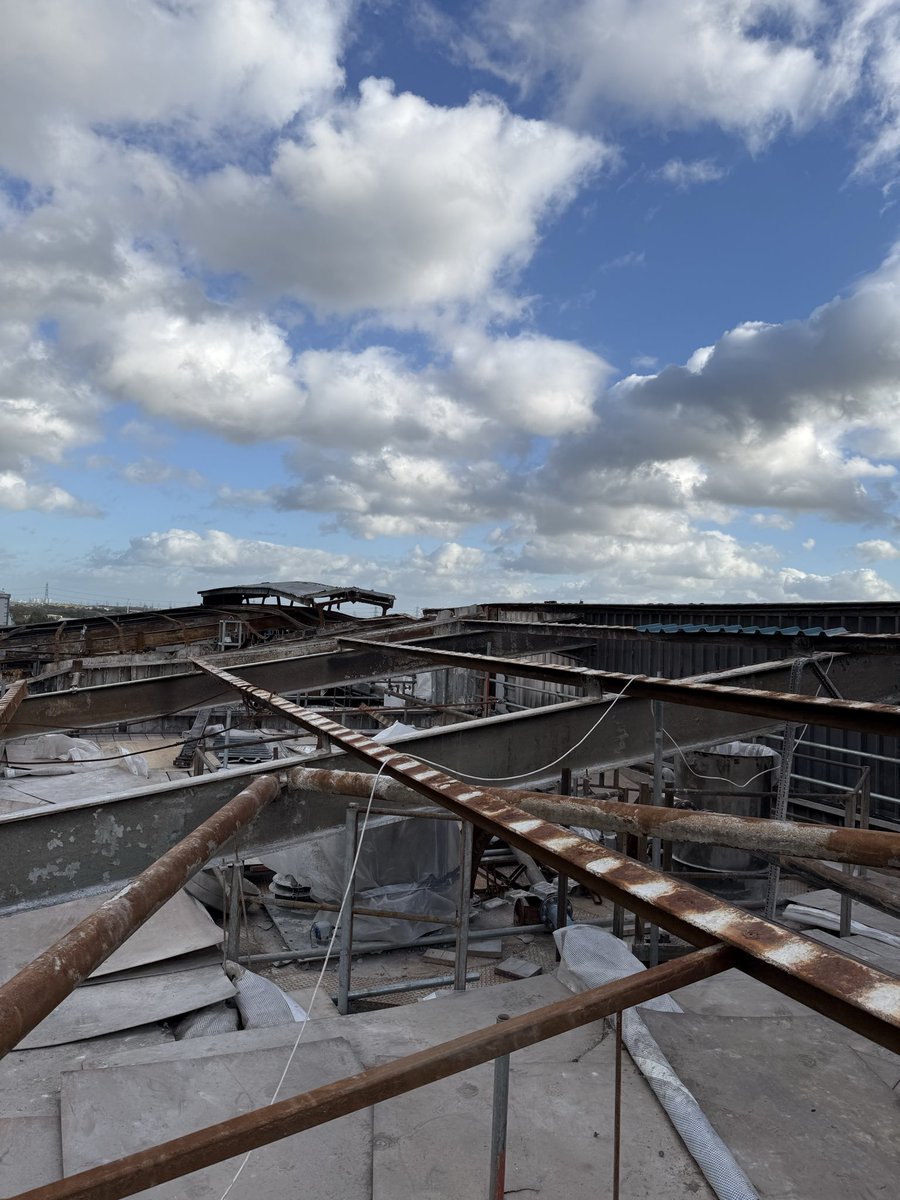 Our team have been stripping the roof cladding after a major fire at Stoelzle Flacconage in Knottingley, West Yorkshire. The Client and other specialist contractors are working round the clock to get the factory operational again.