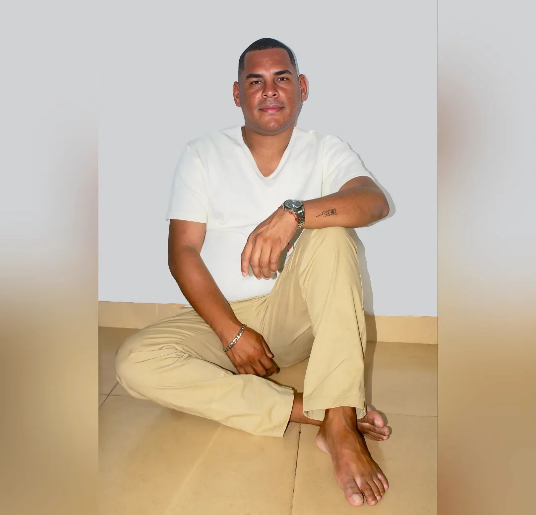 🎶Tatuajes de tus besos,  llevo en todo mi cuerpo,  tatuados sobre el tiempo, el tiempo que te conocí 🎶