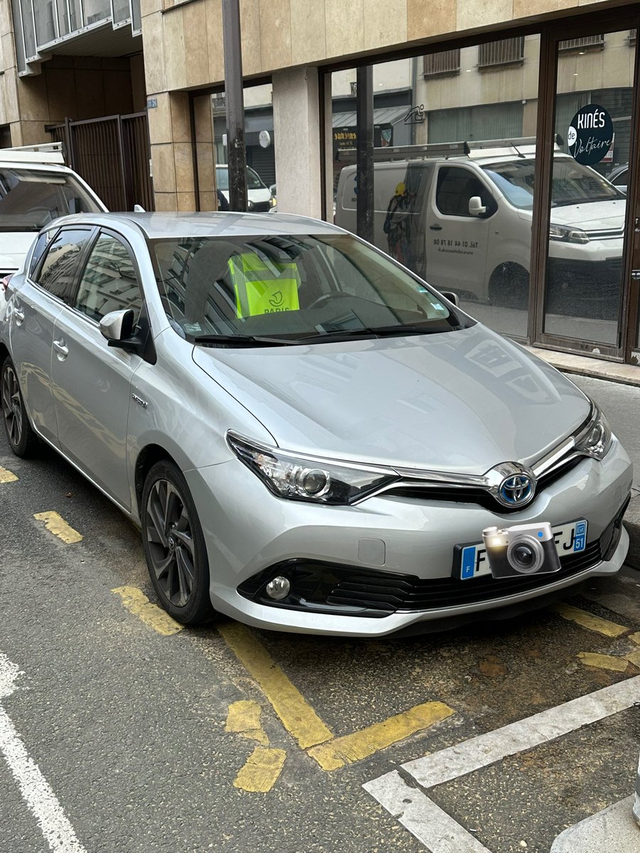 PARISCRADOS's tweet image. Croyez-vous que l’on voit suffisamment que ce squatteur de place de livraison est un employé de la @Proprete_Paris ?

C’est un habitué hein, il est là quasi tous les jours, et ça se passe rue Pétion dans le @Mairiedu11 

#saccageparis