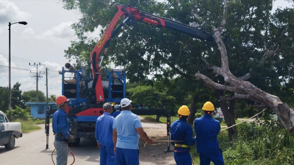 #PreparadosYAlertas, nuestros trabajadores👷🏽continúan realizando acciones de prevención para minimizar los daños a la infraestructura🗼📡 de telecomunicaciones y garantizar las vías de comunicación e información ante la cercanía de #Melissa🌀 al territorio 🇨🇺.
#TemporadaCiclónica
