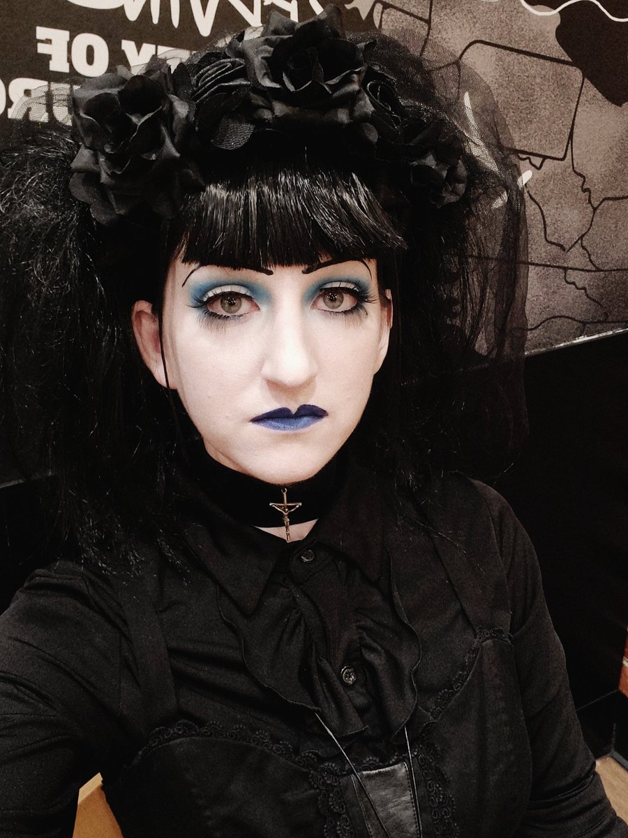 vaneruin's tweet image. I was Mana Sama for Halloween goth night💙