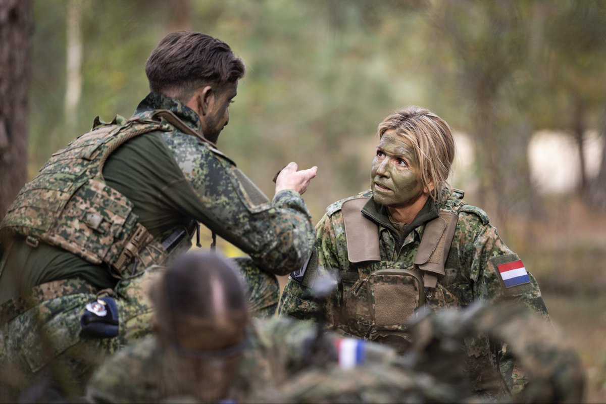 Koningin Máxima bezoekt een militair oefenterrein van het opleidings- en trainingscentrum van de Koninklijke Marechaussee in Harderwijk. Ze krijgt een toelichting op de taken en opleidingen van de Koninklijke Marechaussee en bezoekt twee bivakken.
koninklijkhuis.nl/actueel/nieuws…