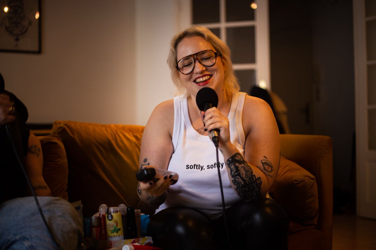 Avec <a href="/LucileBellan/">Lucile</a>, on a demandé à <a href="/Nez_Buleuse/">Séléné</a> de venir nous prendre en photo pendant un enregistrement de podcast, et le résultat est absolument sublime 💫