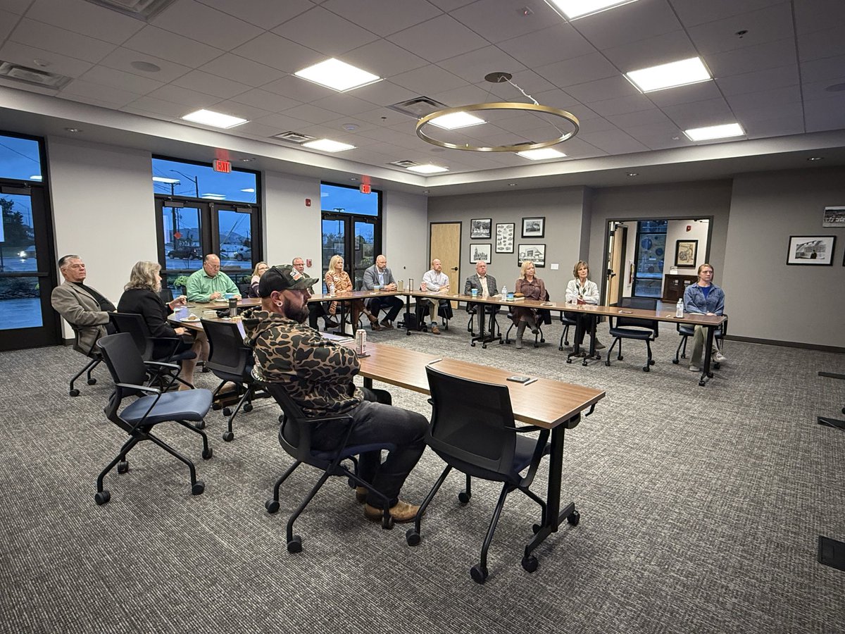 ACChamberTN's tweet image. We had a great morning yesterday at our 2025 Q3 Housing Update 🏡✨

Thank you to Maria McHale with East Tennessee REALTORS® for sharing valuable insights on our regional housing market and what it means for Anderson County’s future growth.