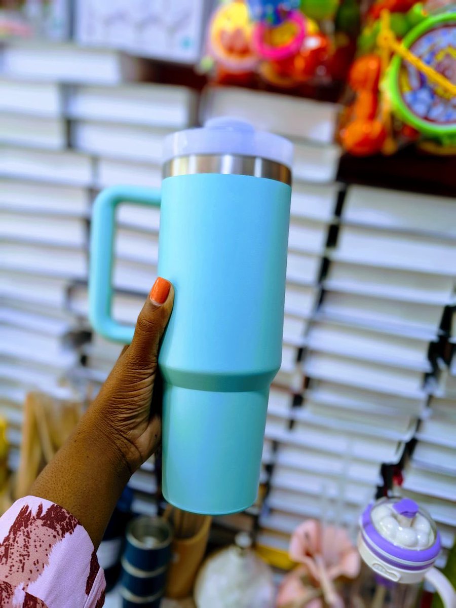 Favoured_she's tweet photo. Nimewaletea Stanley Tumblers kwa matumizi ya Ofisini , Nyumbani na Safarini.

Ni nzito na Imara
Zinatunza joto na baridi kwa Masaa 24
Ragi zote zipo

Price: Plain tumblers 35,000
               Stanley Quencher 50,000

Call/watsapp  o679558976 https://t.co/QTJaJdysT4