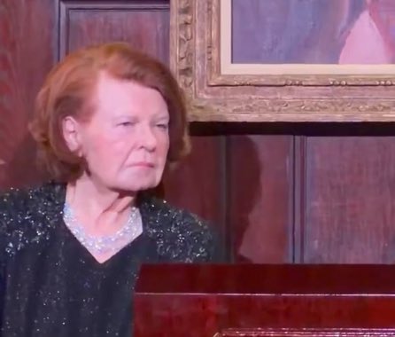 🇱🇻 Visi kuri neatbalsta islāmistu migrāciju esot Krievijas aģenti, tā noprotams no ļoti novecojušās eksprezidentes Freibergas izteikumiem.

Kā zināms Freiberga bija prezidente, kura nobloķēja čekas maisu publiskošanu. Tāpat Freiberga atdeva Abreni Krievijai un tikās ar Putinu.