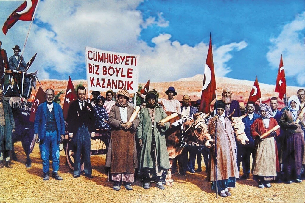 03Muammer's tweet photo. Efendiler yarın Cumhuriyet’i ilan edeceğiz 
28 Ekim 1923 

Mustafa Kemal Atatürk ‘ü ve silah arkadaşlarını saygıyla, sevgiyle, minnetle, onurla ve gururla anıyoruz 29 Ekim Cumhuriyet Bayramımız kutlu olsun. https://t.co/y65jSBJ5Wf