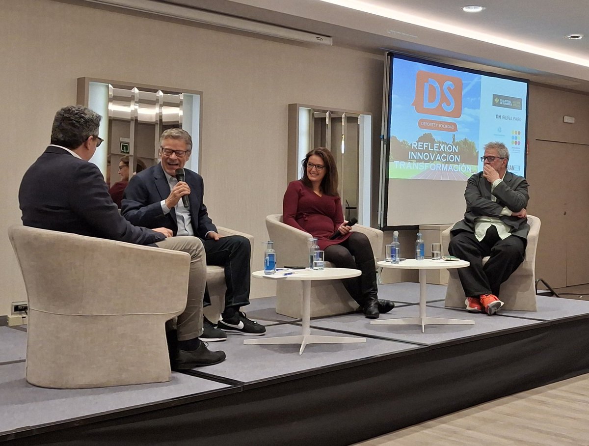 Jornada “Nuevos retos para el periodismo deportivo”, organizada por <a href="/DeporteyS/">deporteysociedad_net</a>. Los participantes comparten sus experiencias y debaten sobre el papel del periodismo deportivo en la sociedad 📰⚽🏀