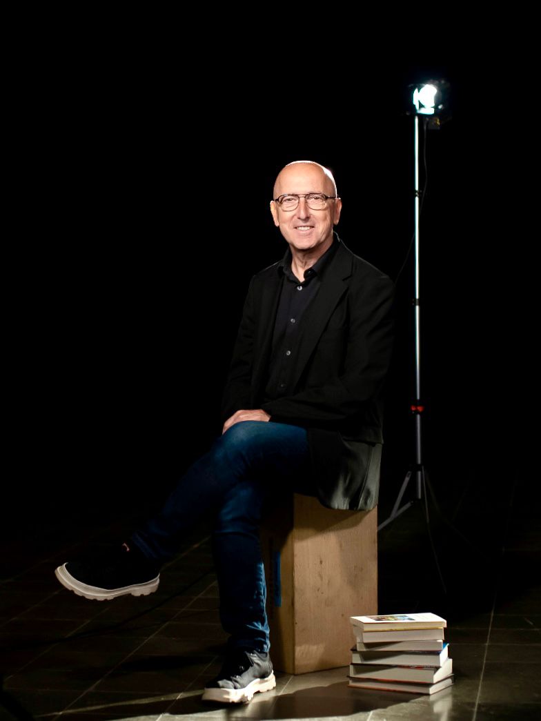 Óscar López, director de Página Dos: «Queremos compartir con vosotros este Premio Ondas. Sois el motivo por el que hoy puedo escribir este texto lleno de emoción y agradecimiento. Muchas gracias a RTVE y a vosotros, por acompañarnos en esta aventura televisiva repleta de libros».