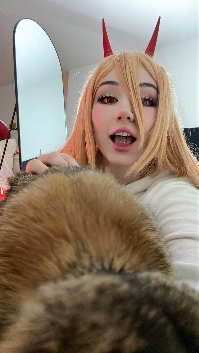xDanielleMercy's tweet photo. why is she so impossible to take photos with 😭 https://t.co/px7cRskXJC