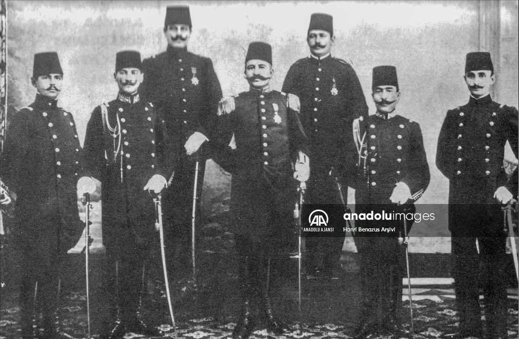 akursatcamsoy's tweet photo. Yapay zeka ile üretilen görseller ile Ulu Önder Mustafa Kemal Atatürk basit bir plaza klişesinin içine sıkıştırılıyor.

Oysa Atatürk, Harp Okulu mezuniyetinde kılıç kuşanan bir subay, Çanakkale Savaşı’nda siperde savaşan, Büyük Taarruz’da tüfekle atış yapan büyük bir komutandı. Cephede askerle, savaştan sonra üzerinde giysisi dahi olmayan milletiyle yan yana yürüdü.

Atatürk, sizin janti plaza figürünüz değil, Anadolu’yu esaretten kurtaran, Cumhuriyeti ilan eden Başkomutandı.

Atatürk’ü bugünün estetik yargılarının içine sıkıştırmayalım. Görüntüsünü değil, mirasını yaşatalım.

Cumhuriyet, bir yapay zeka filtresi ile değil; kanla, inançla, azimle kazanılmış bir devrimdir.