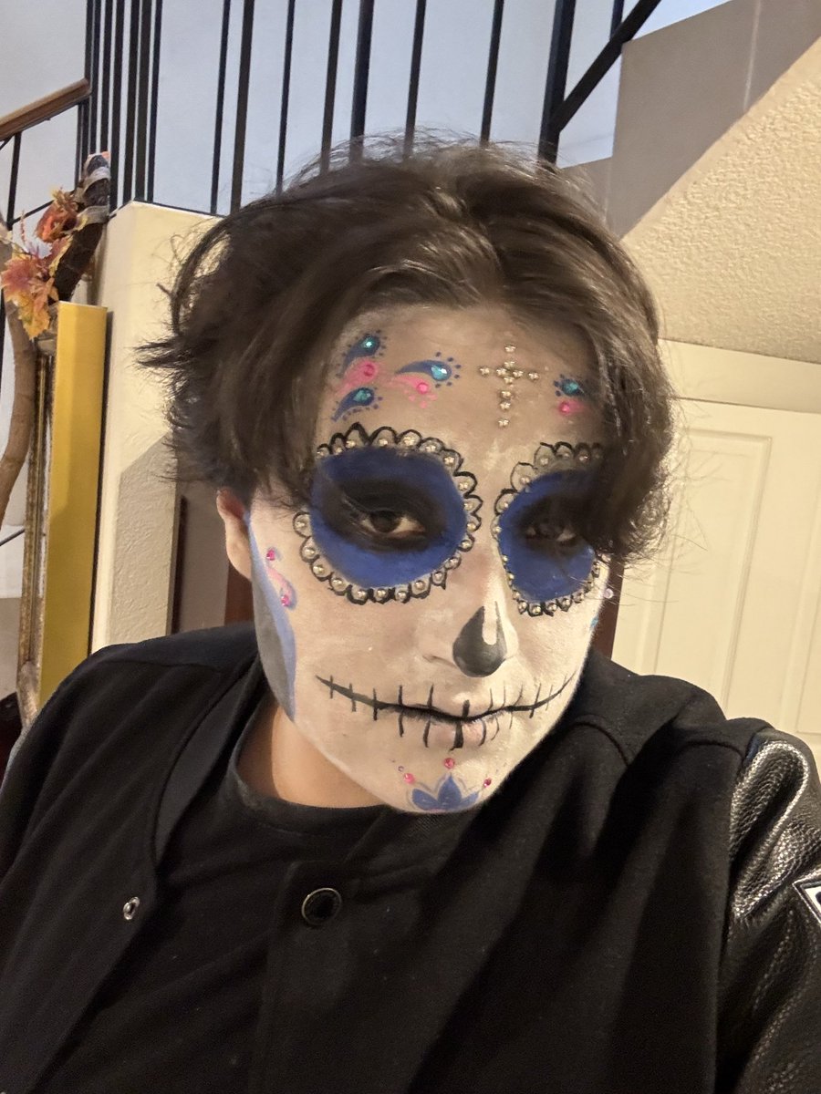 Estamos listos para día de muertos

Pd: NO SABÍA QUE MAQUILLAR ERA TAN TARDADO QWQ