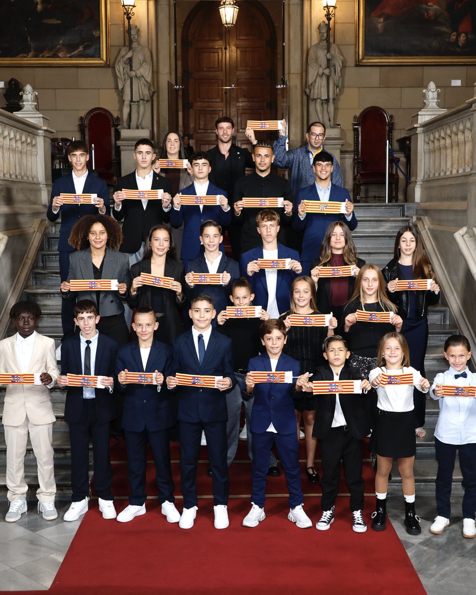 𝐏𝐞𝐫 𝐮𝐧 𝐟𝐮𝐭𝐮𝐫 𝐝𝐞 𝐠𝐥𝐨̀𝐫𝐢𝐚.
📸 Foto històrica dels nostres capitans i capitanes de #La21. #RCDE125