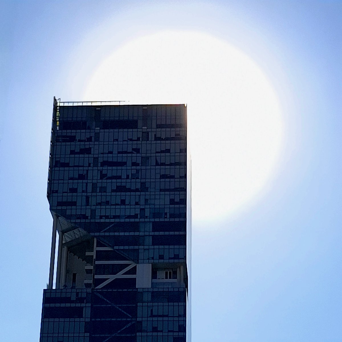 ayer caminé bajo el sol hasta q dejé de pensar en lo triste q estaba