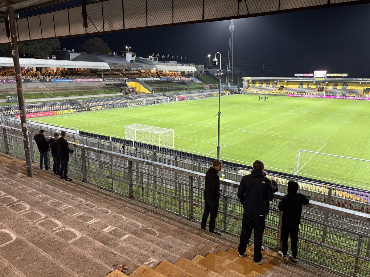 Lang niet meer geweest, De Koel. Lekker klassiek stadion en dito uitvak. Overwegend mooie herinneringen aan deze verre uitwedstrijd, hopelijk komt er daar vanavond eentje bij! #vvvhee #knvbbeker