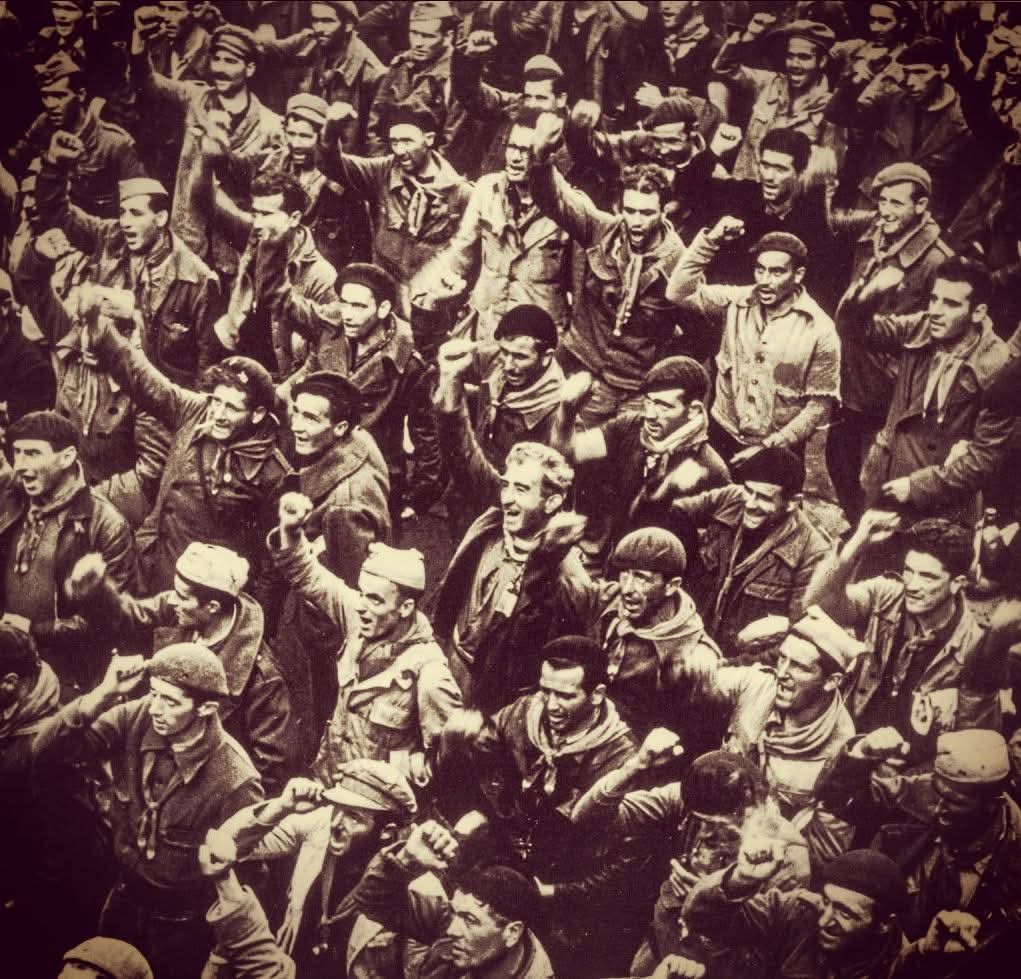 El 28 de octubre de 1938 se celebró en Barcelona un solemne desfile de despedida de las Brigadas Internacionales que vinieron a España a luchar contra el fascismo. Honor y Gloria...
🟥🟨🟪