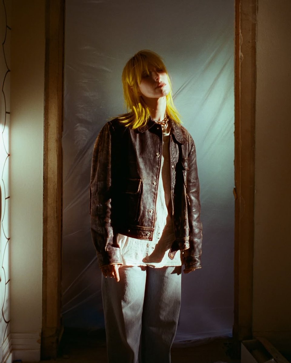 ✨#HayleyWilliams se encuentra en la portada de la edición 132 de <a href="/ClashMagazine/">CLASH</a>:

“Una de las figuras alternativas más legendarias de su generación, ha hecho de todo. Liderando a Paramore al otro lado del mundo en The Eras Tour, por invitación de Taylor Swift…”