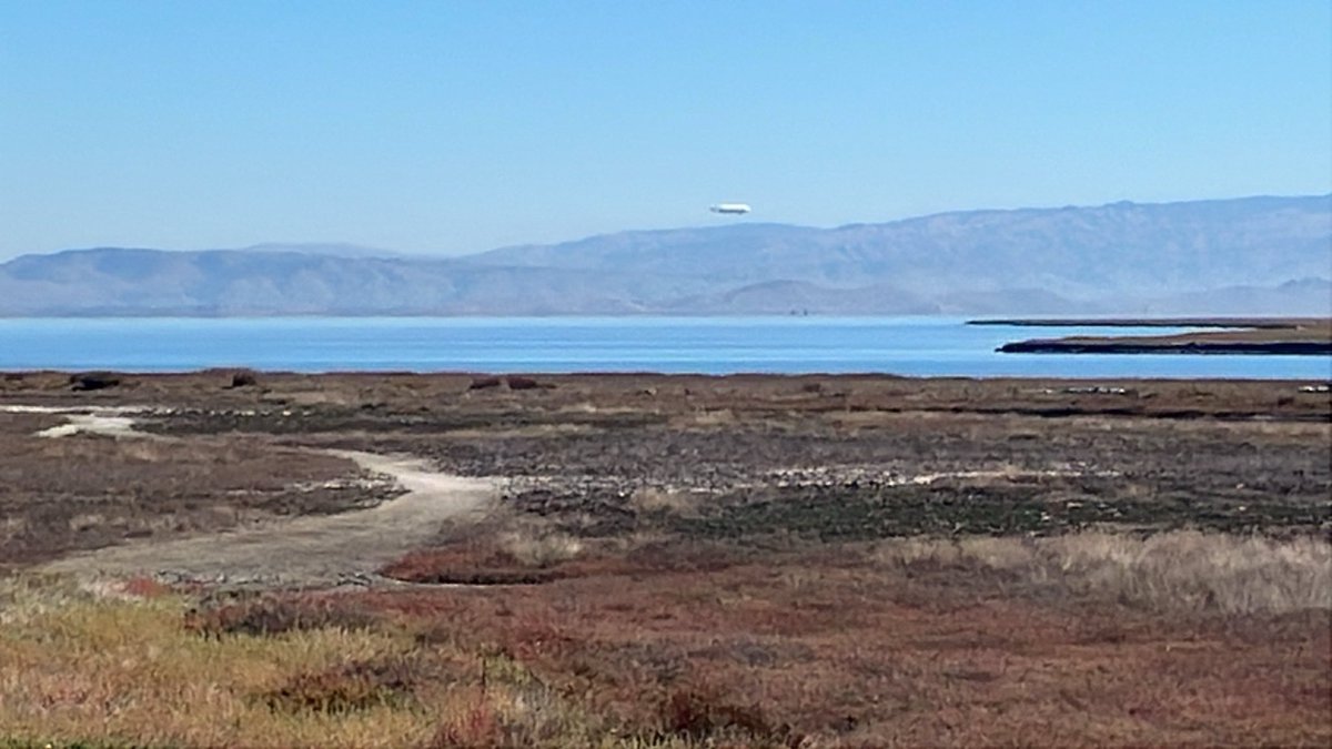 spotted a low flying #zeppelin over the peninsula just off the San Mateo-Hayward bridge. 
no markings either.

#sfbay