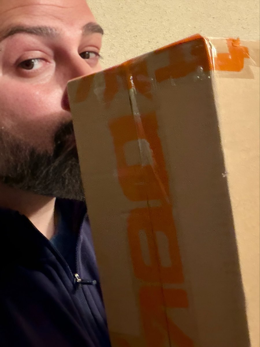 MikyAncona's tweet image. Tra tutti i pacchi che arrivano ogni giorno… questo ha un’aura diversa 😏📦 C’è qualcosa di misterioso nell’aria… e sento odore di smartphone nuovo 📱🔥

#mikyancona #mikyanconatech #techunboxing #misterybox #smartphone #nuovosmartphone #unboxingitalia