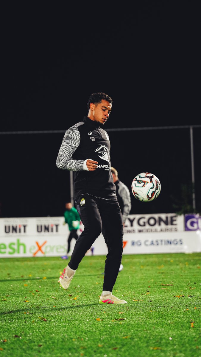 SportCharleroi's tweet photo. 𝗪𝗮𝗿𝗺-𝘂𝗽 ⚡️

#RFCLCHA #NapoleonScore ⚫️⚪️ https://t.co/BkRzYy7pWg