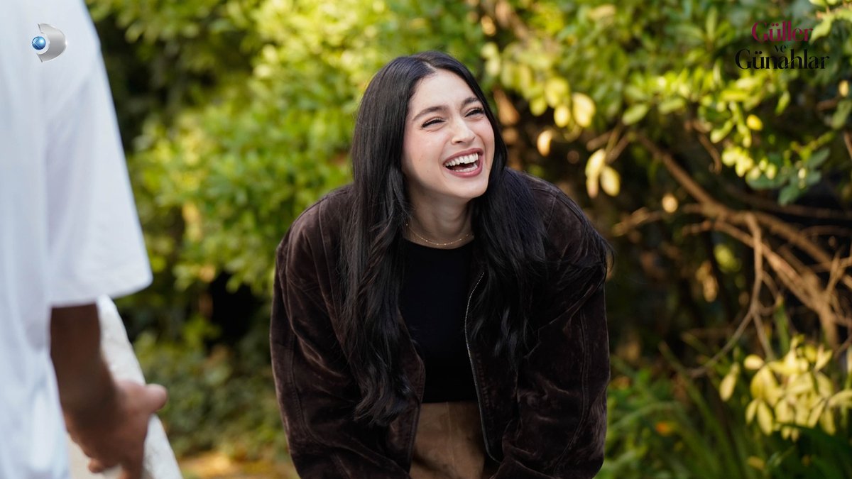 Gülüşler eksik olmuyor, işimiz aşkla devam ediyor. ❤️

#GüllerVeGünahlar yeni bölümüyle cumartesi 20.00'de #KanalD'de!

<a href="/KanalD/">Kanal D</a> <a href="/ngmediatv/">NGM</a>