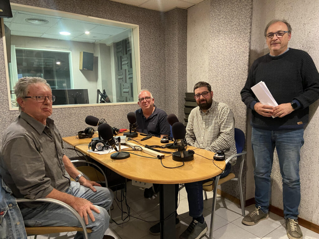 Des de la Plaça del Blat (28-10-2025)
Tertúlia conduïda per <a href="/quicodomenech/">Quico Domènech</a> amb Joan Borràs, Carlos Rabassó i <a href="/dprats91/">davidprats</a>. També entrevista a <a href="/Jaume_Galu/">Jaume</a>, un dels protagonistes de Santa Úrsula
valls.radiociutat.com/2025/10/28/des…
<a href="/JovesValls/">Colla Joves Xiquets de Valls</a> <a href="/collavella/">Colla Vella dels Xiquets de Valls</a> 
#castells #castellers