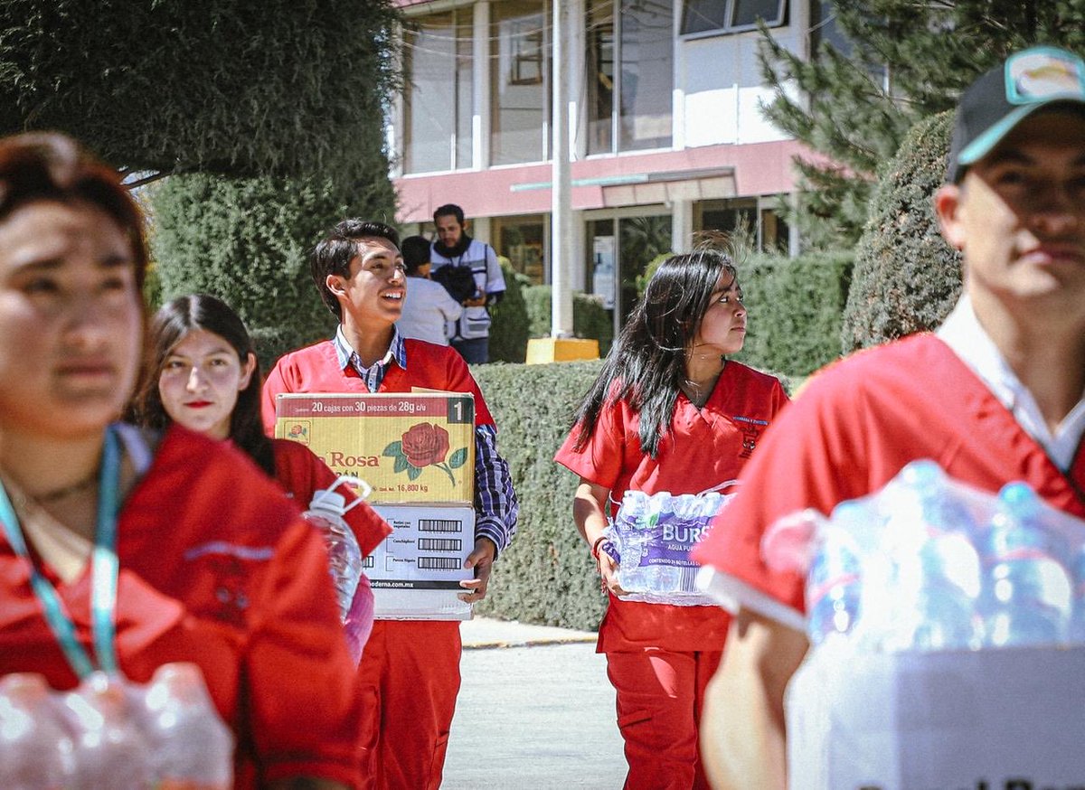 difhgo's tweet image. Gracias a la Universidad Conde de Guevara por su donativo de víveres en el aeropuerto Juan Guillermo Villasana, donde #LaFamiliaDIFH sigue preparando despensas para las familias hidalguenses. 🚍📦🙌🏻
