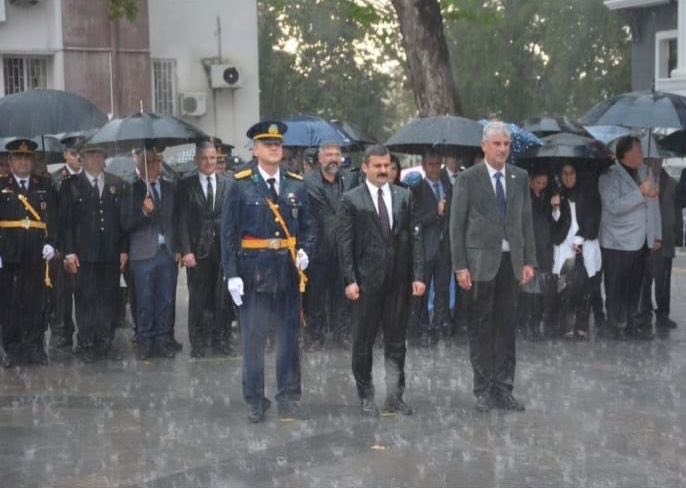 Cumhuriyet Bayramı kutlamasında ilçe protokolü; Muğla Köyceğiz Kaymakam’ı, Belediye Başkanı ve Jandarma Komutanı şemsiye kullanmadı sırılsıklam oldu. 

Millete olan saygılarından şemsiye kullanmadılar…