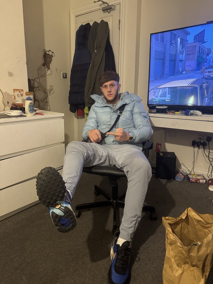 Your dream is to worship a scally master get humiliated in front of me and my friends whilst I laugh and abuse you, Prove your self then maybe you can turn dreams to reality 😈🤑 #findom #cashmaster #paypig #cashmeet #cashpig