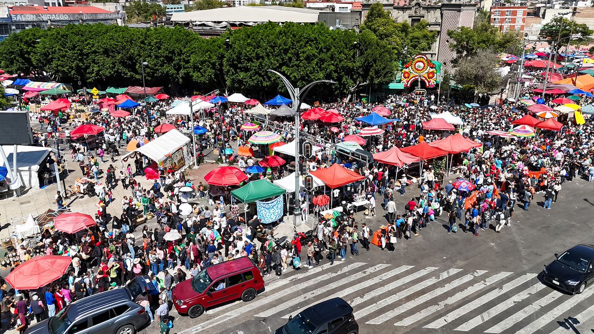 diario24horas's tweet photo. Así se vive la celebración del Día de San Judas Tadeo en la #CDMX. Miles de fieles se congregan en la Misa de mediodía para agradecer y pedir milagros al 'Patrono de las Causas Difíciles'

https://t.co/XN1BFklBs4

📷: @g480mx https://t.co/L1qTnil86S