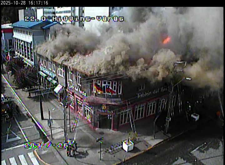 TTILosLagos's tweet photo. ⚠️ (16:21) Ante procedimiento por incendio en Tablón del Ancla, tránsito suspendido en radio céntrico, Urmeneta entre San Martín y O'Higgins - Varas entre San Martín y O'Higgins. Prefiera alternativas como Benavente y Av. Portales con precaución a las condicones de visibilidad por humo. #PuertoMontt